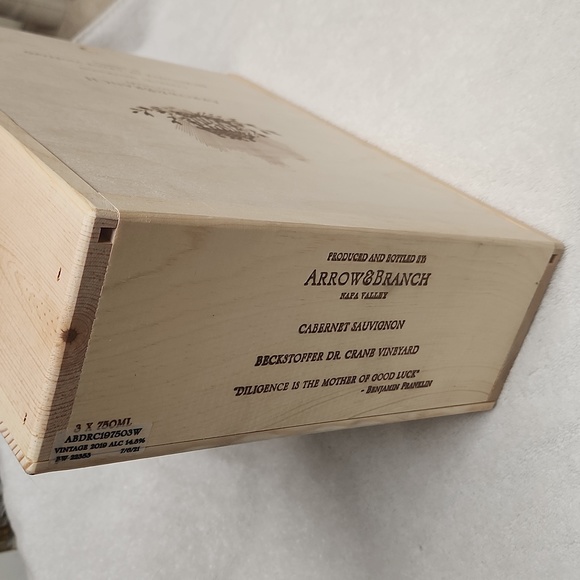 Arrow and Branch Wine Box w/hold up holder - Picture 3 of 16